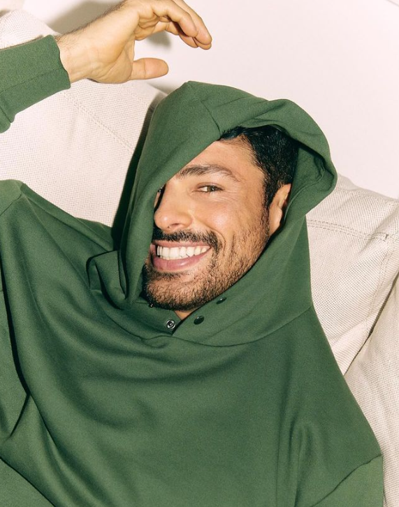 Cauã também viveu em Nova York, onde estudou teatro no prestigiado Actor's Studio, o mesmo por onde passaram grandes nomes de Hollywood, como Marlon Brando, Al Pacino e Robert de Niro. 