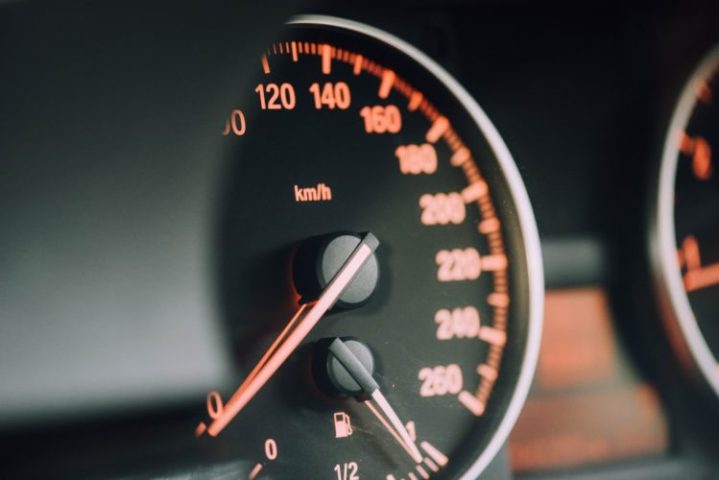 O carro em que as duas estavam foi atingido na parte traseira por um veículo que andava a 70 km/h.