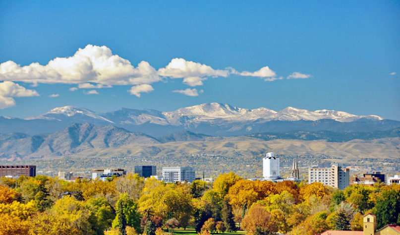 cidade de Denver e ao fundo Front Range parte das Montanhas Rochosas - Colorado -  EUA