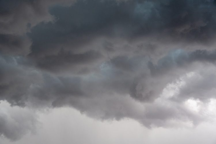 A chuva ocorre quando gotículas de água em nuvens se juntam e crescem até ficarem grandes e pesadas o suficiente para cair. O processo é impulsionado pela colisão e fusão de partículas, geralmente em nuvens cumulus e nimbostratus.