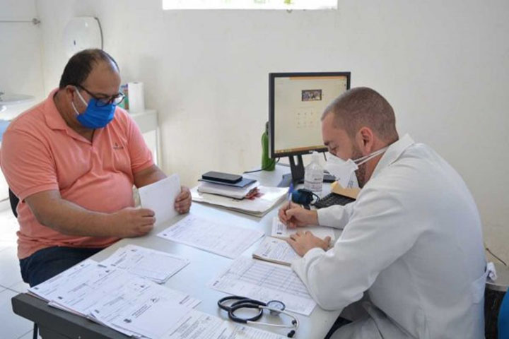 Por essa razão, a dosagem do colesterol no sangue é um dos exames de rotina mais solicitados em consultas médicas. O monitoramento periódico e a adoção de hábitos de vida saudáveis, aliados a tratamento medicamentoso quando necessário, são medidas fundamentais para manter o equilíbrio dessa substância e prevenir doenças cardiovasculares.
