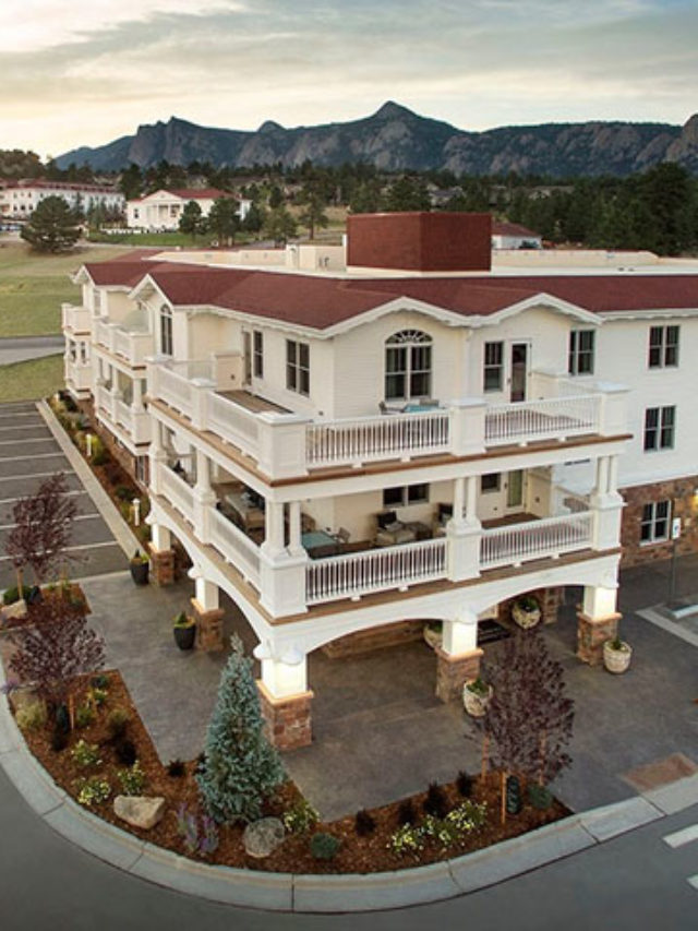 Hotel Stanley – Inaugurado em 1909 em Estes Park, no Colorado, o hotel inspirou Stephen King a escrever o romance O Iluminado após uma hospedagem em 1974. Hóspedes relatam sons de piano, crianças correndo e aparições atribuídas a antigos moradores e funcionários. O quarto 217, onde King se hospedou, tornou-se o mais associado às histórias sobrenaturais