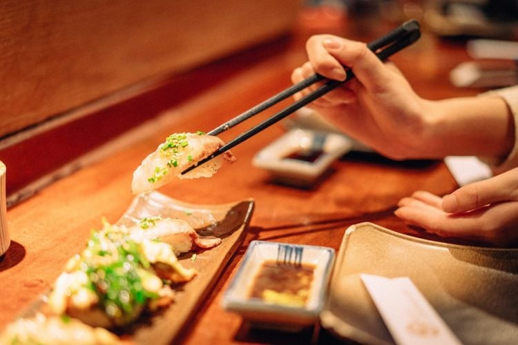 Um alimento contaminado pode causar uma infecção intestinal que se manifesta já durante o voo, comprometendo o restante da viagem.