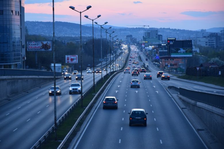 Já os novos modelos fazem uso da detecção de ondas eletromagnéticas a fim de evitar que os motoristas consigam reduzir a velocidade em cima da hora e acelerar assim que passam pelo radar.