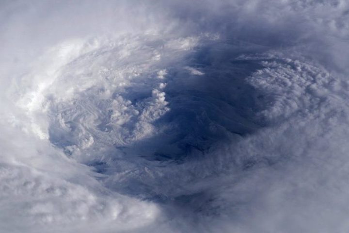 Apesar de ser semelhante a um furacão em termos de ventos fortes e precipitações, o ciclone-bomba não está associado a águas quentes ou à formação típica dos ciclones tropicais.