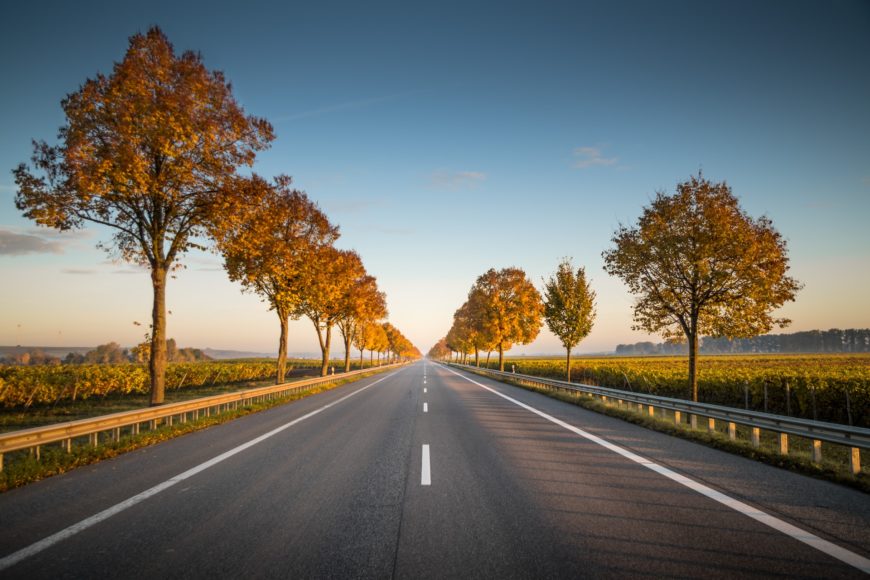 Os modelos comuns utilizam sensores que ficam embutidos no asfalto para medir a velocidade dos veículos ao longo da  estrada.