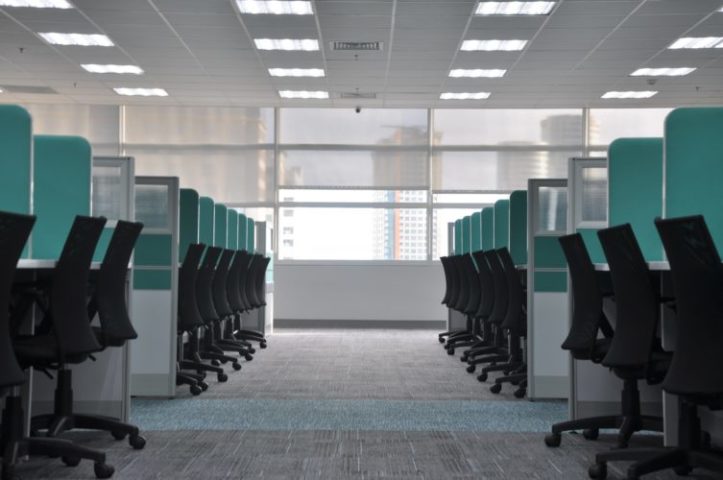 Essa pessoa pode sair do emprego, experimentar as dificuldades da transição em sua nova função em outro lugar e decidir retornar, ou pode utilizar essa estratégia para conseguir um aumento salarial.-kate.sade Unsplash