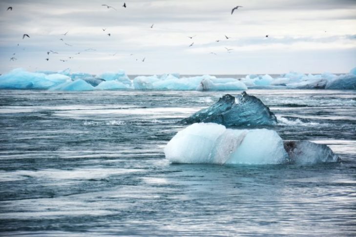 A Antártida desempenha um papel crucial na regulação do clima global. Sua vasta camada de gelo reflete grande parte da radiação solar de volta ao espaço, ajudando a manter a Terra mais fria.