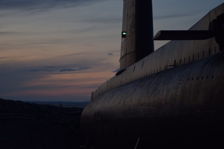 Apesar de 23 marinheiros terem conseguido sobreviver à explosão ao se refugiarem em um compartimento do submarino, infelizmente, não foram resgatados a tempo e acabaram morrendo em seguida.-Marc-Antoine Déry na Unsplash