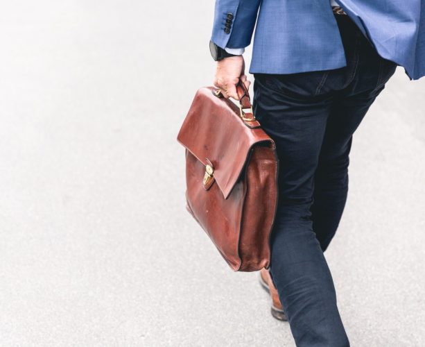 Essa situação muitas vezes resulta na busca rápida por outro emprego ou até mesmo no retorno à empresa anterior.-Marten Bjork Unsplash