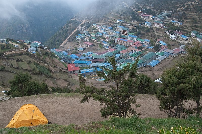 O documentário Everest Sustentável, exibido no Canal Off em 2020, mostrou ação de moradores de uma comunidade local para triturar o lixo. Eles sugerem a turistas que levem de três a quatro quilos desses resíduos para o sistema de coleta do aeroporto.-Vyacheslav Argenberg/Wikimedia Commons
