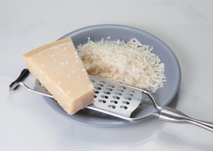 ParmesÃ£o (Parmigiano-Reggiano) â?? Produzido principalmente em Parma e Regio Emilia, na ItÃ¡lia, Ã© um queijo duro e granular com sabor intenso e salgado. Usado ralado, Ã© essencial na culinÃ¡ria italiana, sobretudo em massas.