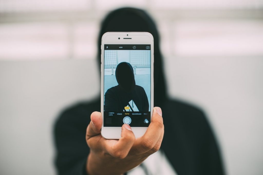 O crime é executado sempre da mesma forma, com a vítima sendo seduzida por um perfil falso em aplicativo de relacionamento e surpreendida pelos bandidos no local do encontro marcado- Pexels