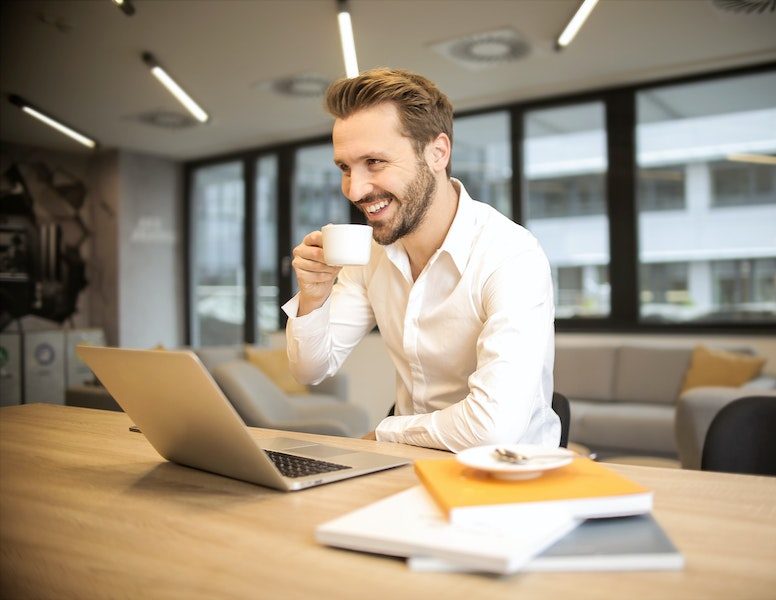 A “bare minimum monday” normalmente envolve dedicar as manhãs a atividades mais leves, seguidas por um período concentrado de trabalho durante a tarde.-Andrea Piacquadio pexels