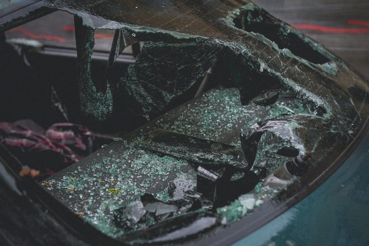 O impacto resultou em uma colisão em cadeia entre o carro delas e o veículo que estava à frente.