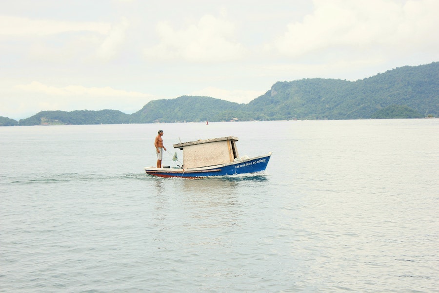 A pesca sustentável é baseada em estudos que medem o impacto para o ecossistema marinho e para a sobrevivência da população que depende economicamente dela. 