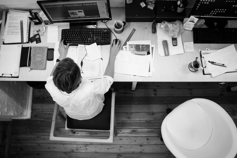Essa sensação de ressentimento é frequentemente experimentada quando o mercado de trabalho é instável e os trabalhadores temem a falta de oportunidades de emprego caso decidam deixar o atual.-Ruslan Burlaka pexels