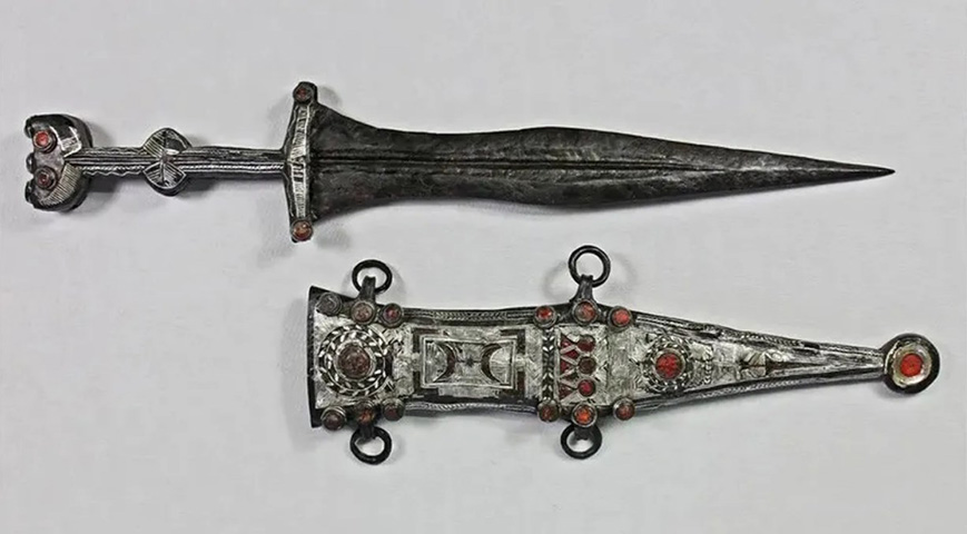 O artefato foi descoberto no tÃºmulo de um soldado. Por isso, hÃ¡ uma teoria de que esta arma branca pode ter sido utilizada pelos romanos em uma batalha diante de uma tribo germÃ¢nica, no primeiro sÃ©culo depois de Cristo