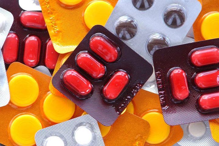 <p>Cartelas de medicamentos: Como ainda não há uma tecnologia amplamente disponível para separar esses componentes (plástico e metal), a reciclagem desse tipo de embalagem acaba sendo inviável.</p>
