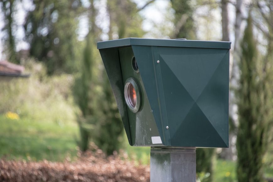 Trata-se de uma nova tecnologia de radar que consegue detectar a velocidade dos motoristas a uma distância maior do que a dos aparelhos comuns. 