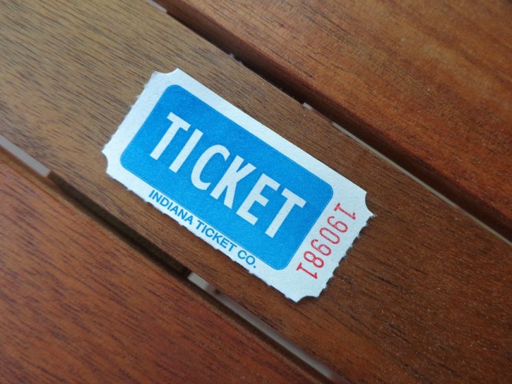 Acontece que ele até tentou comprar ingresso para o show, mas os bilhetes já estavam esgotados...