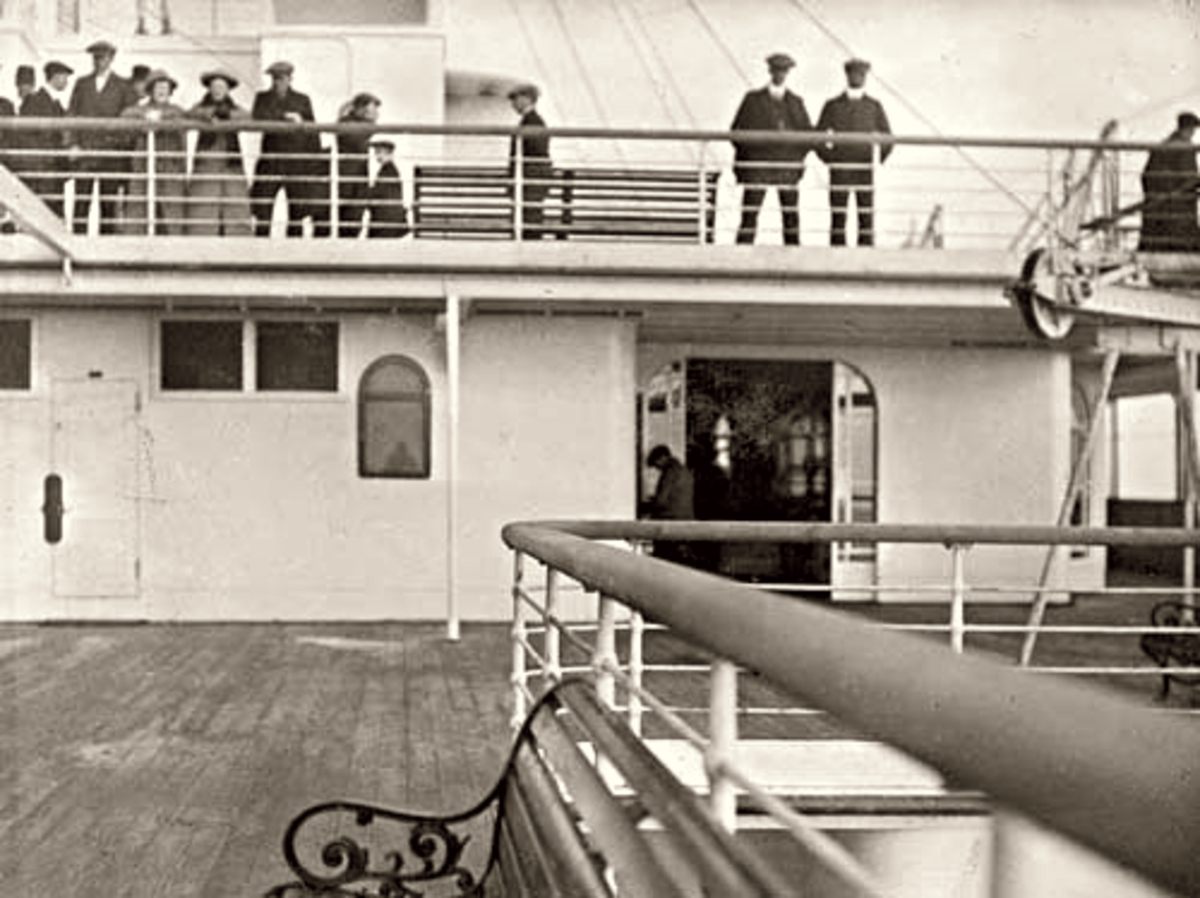 A bordo do Titanic estavam mais de 2.200 pessoas, das quais 1.514 morreram na tragédia. O navio Carpathia, que seguia para Liverpool, na Inglaterra, resgatou 710 sobreviventes