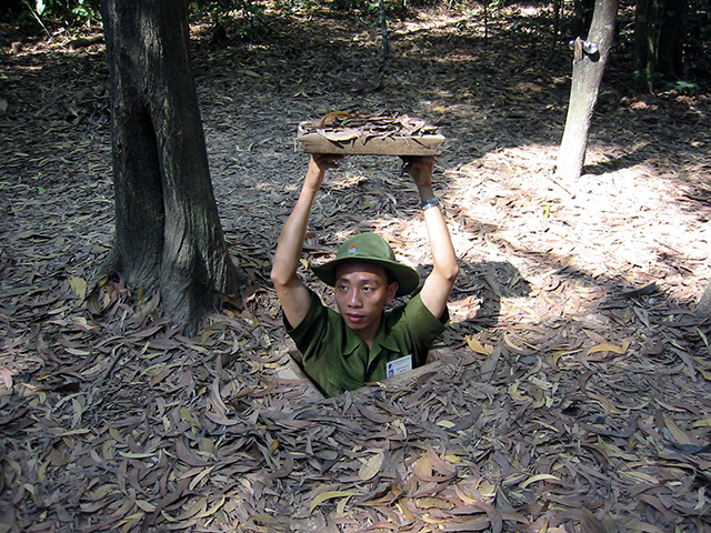 Os túneis ‘C? Chi’ foram usados como esconderijo em guerras no Vietnã. Eles começaram a ser cavados na década de 1940 pelos comunistas durante a guerra de independência, já que eram colonizados pela França. Como o processo inicial foi feito à mão, as distâncias eram curtas 