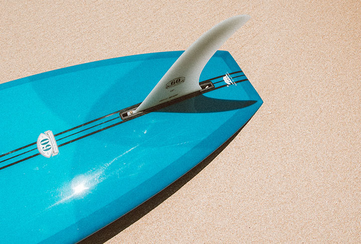 As pranchas de surfe tiveram suas origens na Polinésia, com os antigos povos usando tábuas de madeira para surfar, uma prática com significado espiritual e social. 