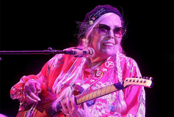 Joni Mitchell — cantora, artista plástica e poetisa canadense, nascida em 7 de novembro de 1943, em Fort Macleod (Alberta). Eleita pela Rolling Stone a 75ª melhor guitarrista e uma das maiores compositoras. Ganhou 10 Grammys.
