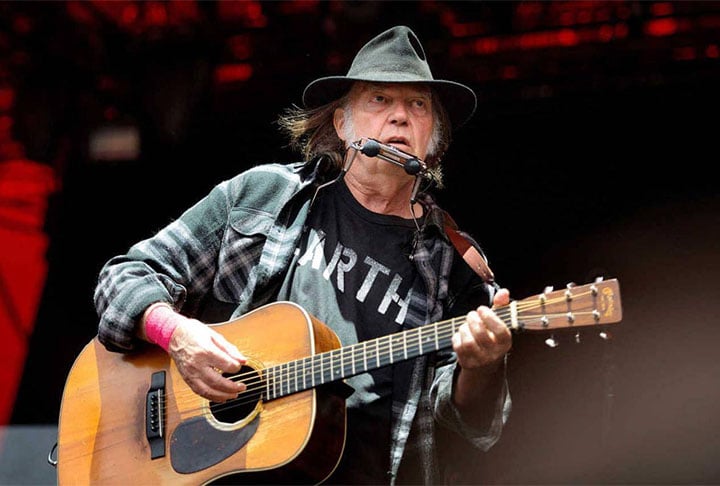 Neil Young â?? cantor, compositor e instrumentista canadense, nascido em 12 de novembro de 1945, em Toronto (OntÃ¡rio). Construiu sua carreira nos Estados Unidos, destacando-se no rock, folk e country rock. Conhecido pela voz suave e letras emocionais, foi eleito pela Rolling Stone o 17Âº melhor guitarrista do mundo.