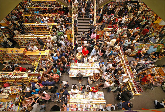 Fila de compra do último livro de Harry Potter - J K Rowling