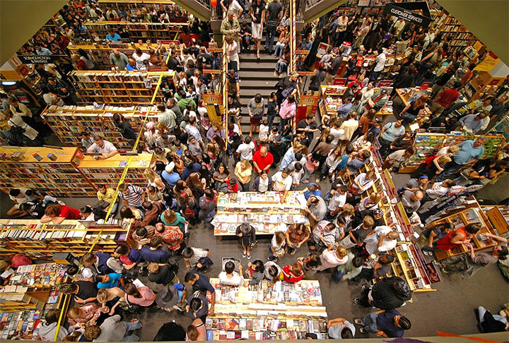 Seu trabalho ganhou notoriedade mundial, vendendo mais de 600 milhÃµes de cÃ³pias. Depois, se transformou na saga literÃ¡ria mais vendida da histÃ³ria. Em 2012, a obra jÃ¡ havia sido traduzida para 73 idiomas.