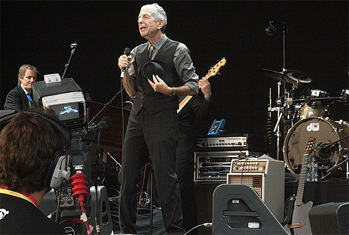 Leonard Cohen — cantor, compositor, poeta e escritor canadense, nascido em 21 de setembro de 1934, em Montreal (Quebec). Suas obras abordam religião, política, isolamento, depressão, morte e romantismo. Ficou mundialmente conhecido por canções como “Hallelujah”.
 Morreu em 7 de novembro de 2016, aos 82 anos.