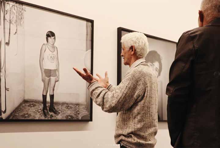 Mendes e Pimenta iniciaram seu trabalho no final dos anos 1960, fazendo registros profundos e sensíveis do cotidiano do Aglomerado da Serra, 