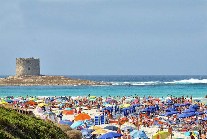 Para conhecer o local, é necessário fazer reserva com antecipação de maneira remota. Em seguida, o visitante receberá o QR Code que lhe concederá acesso à praia. Um bar oferece diariamente o aluguel de espreguiçadeiras para ajudar a relaxar e aproveitar o sol.