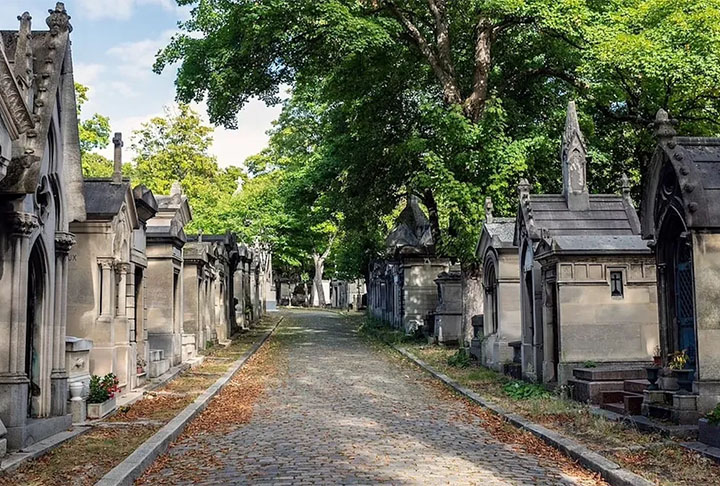 Trata-se de um belo cemitério, na lista dos mais espetaculares do mundo, com obras de arte e paisagismo. Está citado no livro da designer e escritora Yolanda Zappaterra que apresenta uma seleção dos 53 cemitérios mais bonitos do mundo. 