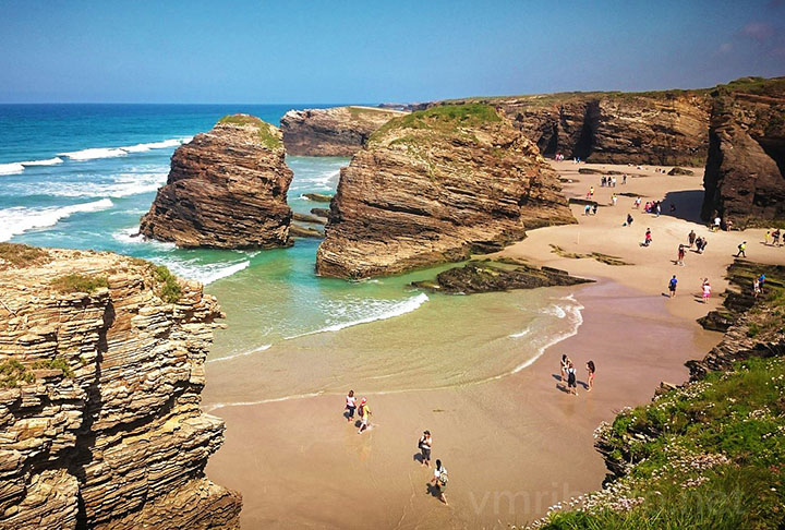 5ª - A famosa Galícia, na Espanha, contém a ‘Praia de las Catedrais’, assim chamada por ser cercada de diversas formações rochosas modeladas pela erosão do vento e da água. Com o objetivo de aproveitar da melhor maneira possível, consulte o cronograma das marés. O ideal é visitar com a maré baixa.