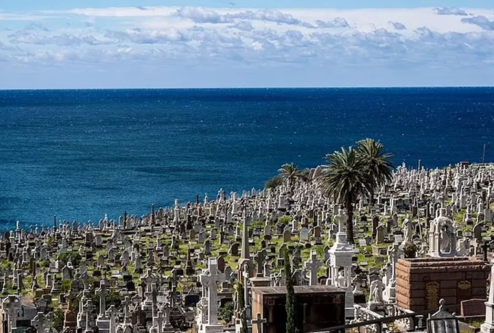 Cemitério de Weverley (Austrália): Esse cemitério fica em Sydney e foi fundado em 1875. O lugar tem uma vista privilegiada para as águas azuis do mar da Tasmânia, no Oceano Pacífico.