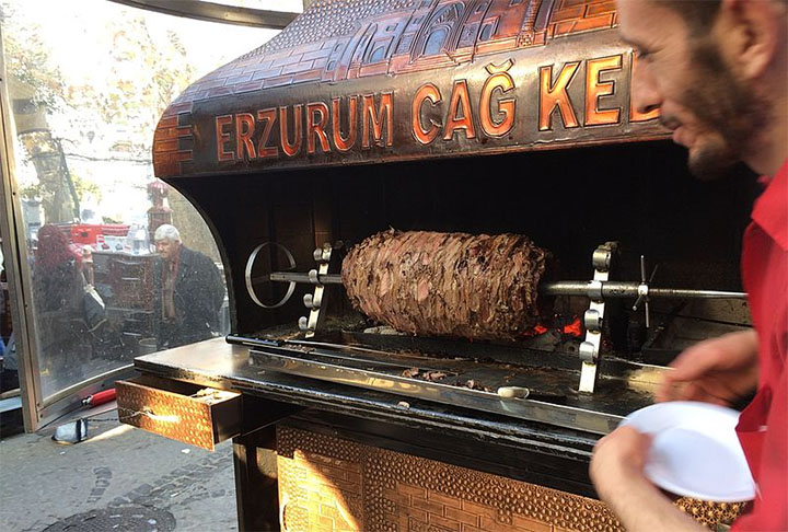 <p>Kebab — Turquia<br />
Carne assada em espetos ou grelhada, servida com pão ou acompanhamentos. Tornou-se um dos pratos mais conhecidos da culinária turca.</p>
