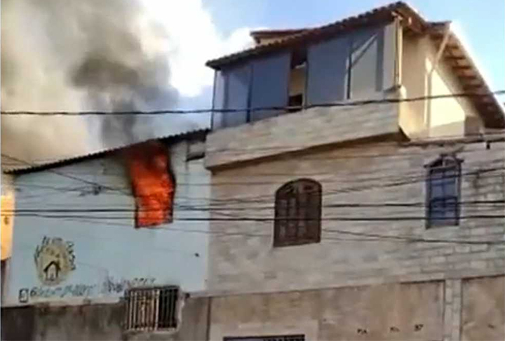 Isqueiros e fósforos também são perigosos. Em 2023, uma criança de 4 anos morreu vítima de um incêndio numa casa em São Francisco do Glória, na Zona da Mata Mineira. Segundo os bombeiros , a criança estava com outra da mesma idade e começou a brincar com um isqueiro. O fogo atingiu o sofá e se alastrou.- Reprodução G1