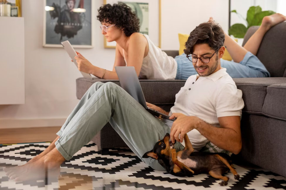 Apesar da "valentia", o pinscher pode ser um ótimo companheiro para seus tutores, sejam eles crianças, adultos ou idosos.