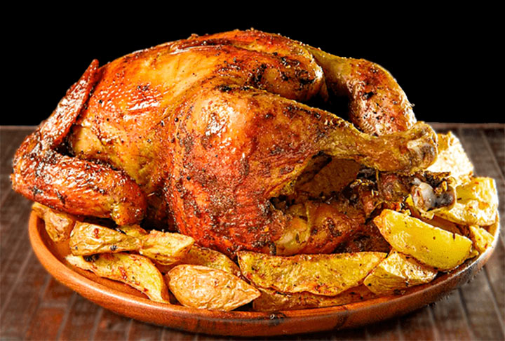 Na Espanha, as celebrações começam na noite do dia 31, com o farto banquete conhecido como nochevieja. Pratos como peru, porco e cordeiro costumam estar em todas as mesas. Nos últimos 12 segundos (tem que esperar o sino), o hábito é comer 12 uvas, uma para cada mês. 
