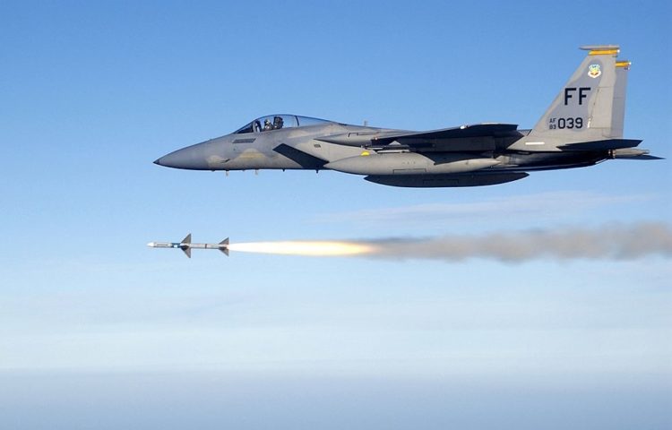 O que poucos sabem Ã© que, antes de trabalhar na Mattel, Ryan desenvolvia mÃ­sseis na empresa de armamentos militares Raytheon.