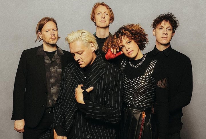 Arcade Fire — banda canadense de indie rock, formada em 2001, em Montreal (Quebec). Reconhecida pelas letras emocionais e arranjos elaborados, venceu o Grammy de Álbum do Ano e o Juno de Álbum do Ano em 2011, com “The Suburbs”. Seus quatro primeiros álbuns foram indicados ao Grammy de Melhor Álbum de Música Alternativa.