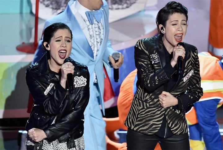Tegan and Sara — dupla canadense de pop alternativo formada pelas irmãs gêmeas Tegan Rain Quin e Sara Keirsten Quin, nascidas em 19 de setembro de 1980, em Calgary (Alberta). Conhecidas por harmonias marcantes e letras confessionais, conquistaram destaque com álbuns como “The Con” e “Heartthrob”. Já venceram prêmios Juno e são ativistas pelos direitos LGBTQIA+.