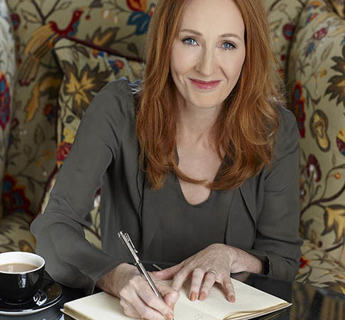 Além de Harry Potter; conheça livros escritos por J. K. Rowling