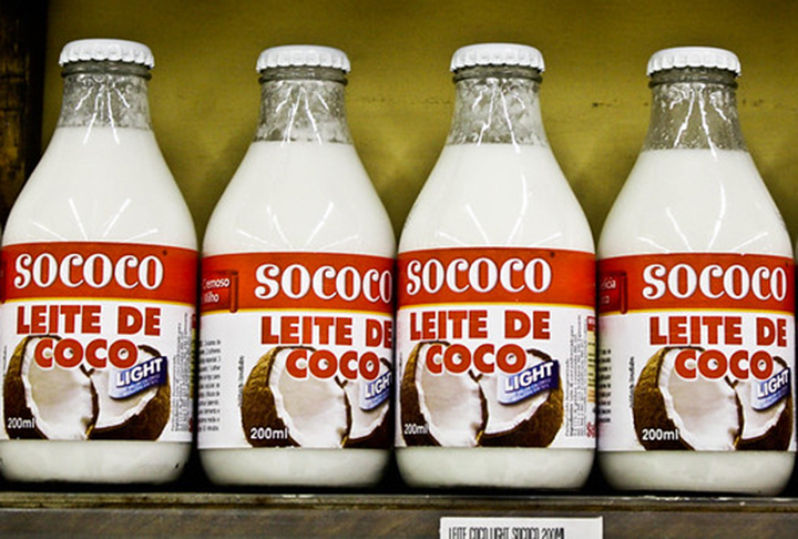 Leite de coco: Hoje em dia há uma variação já diluída e pasteurizada para consumo imediato do leite de coco.  - Flickr Azul Aizenberg
