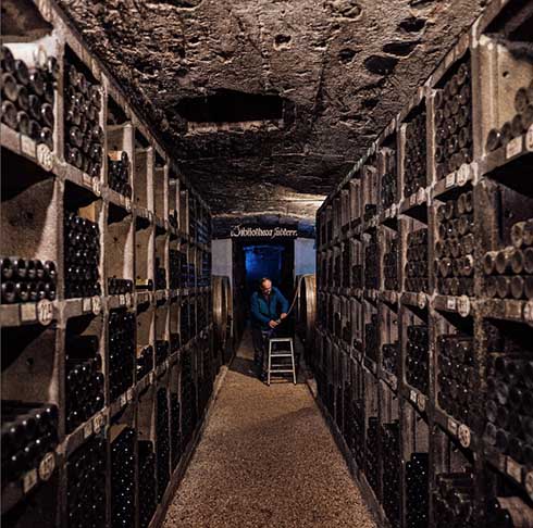 Depois a dica Ã© comer no restaurante SchlossschÃ€nke, que oferece uma linda vista para a cidade de Rheingau. Na parte da tarde, os turistas conhecem as adegas. Sua especialidade sÃ£o vinhos brancos apenas da uva Riesling