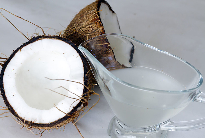Não são só os alimentos sólidos que são ricos em potássio. Um líquido essencial para repor energia e presença desse nutriente no organismo é a água de coco. Ela tem 250 mg de potássio em 100 ml de líquido, assim como apenas 19 calorias.