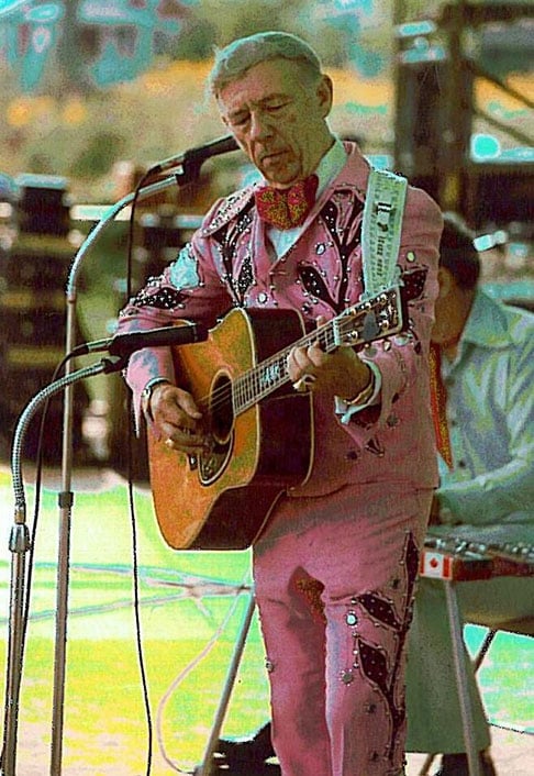 Hank Snow — cantor, compositor e guitarrista canadense de country, nascido em 9 de maio de 1914, em Brooklyn, na Nova Escócia. Tornou-se um dos grandes nomes do gênero, com sucessos como “I’m Moving On” e “The Golden Rocket”. Ingressou no Grand Ole Opry e no Country Music Hall of Fame, influenciando gerações de artistas. Morreu em 20 de dezembro de 1999, aos 85 anos.